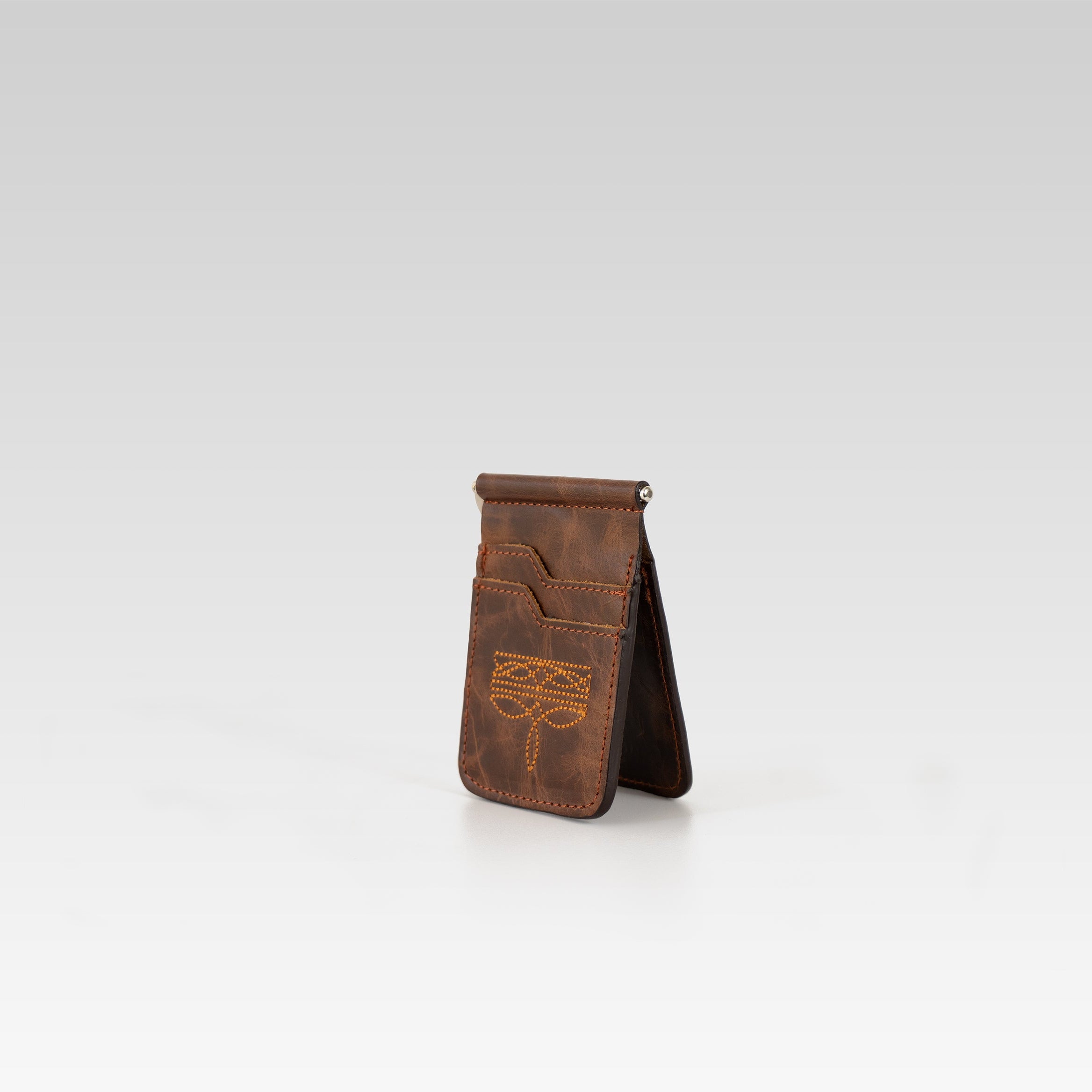 Billetera de clip César – Piel café cerro con ringle bordado naranja.
